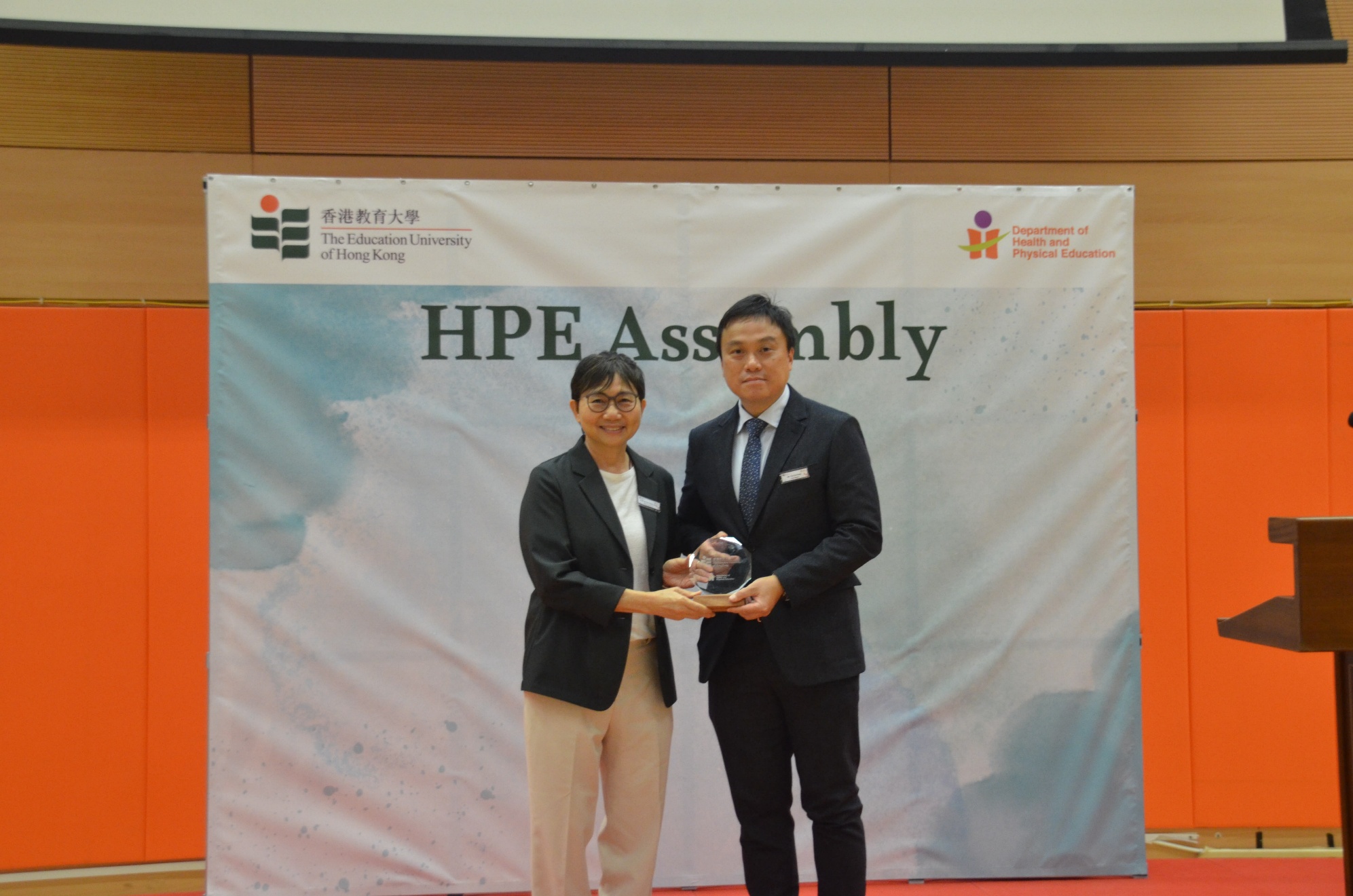 Mr Yan Siu Kang (right), Vice-Principal of Chi Lin Buddhist Secondary School and two-time Chief Executive’s Award for Teaching Excellence recipient, addresses current students.