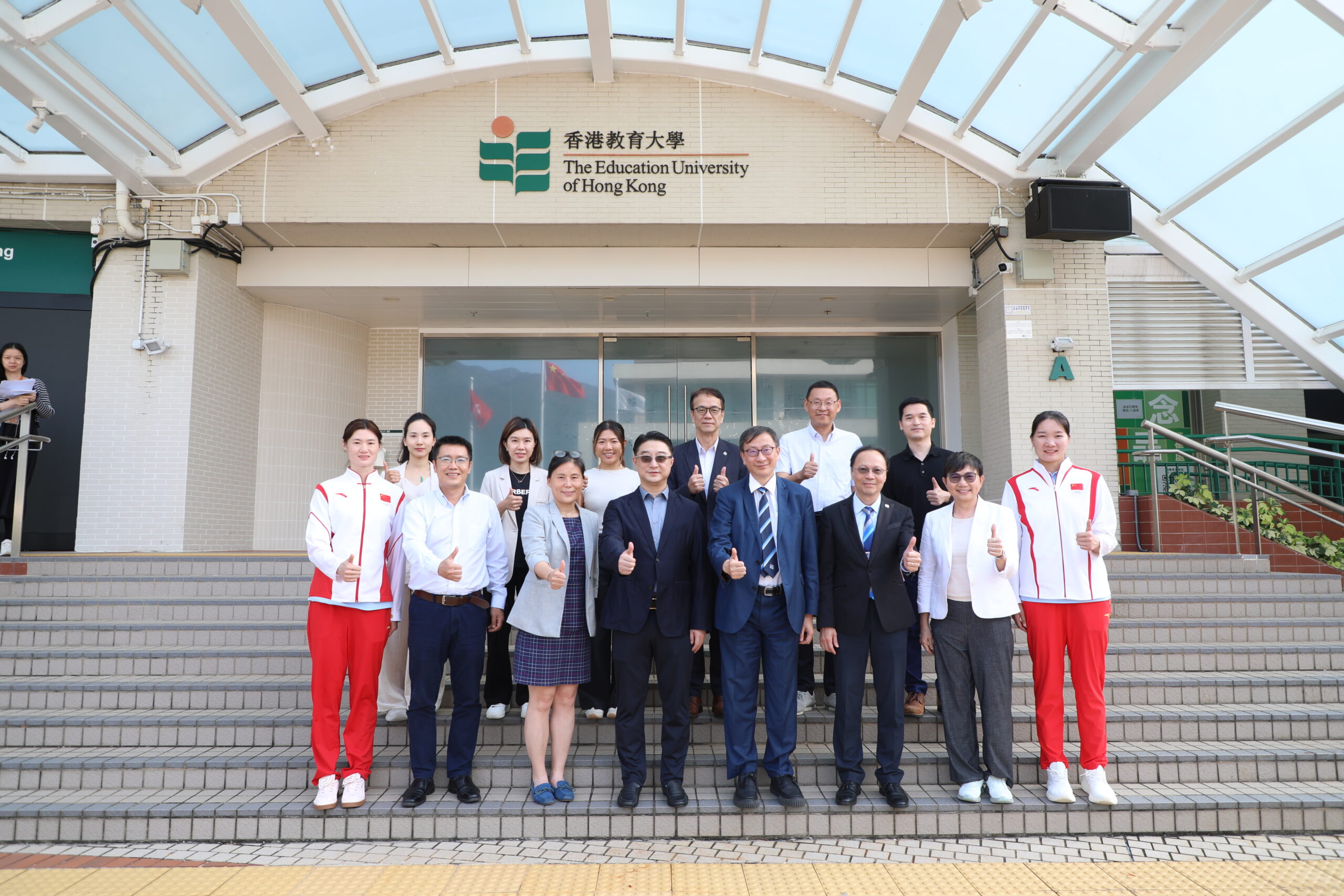 A group photo of EdUHK representatives and the delegation from the Shanghai Administration of Sports.